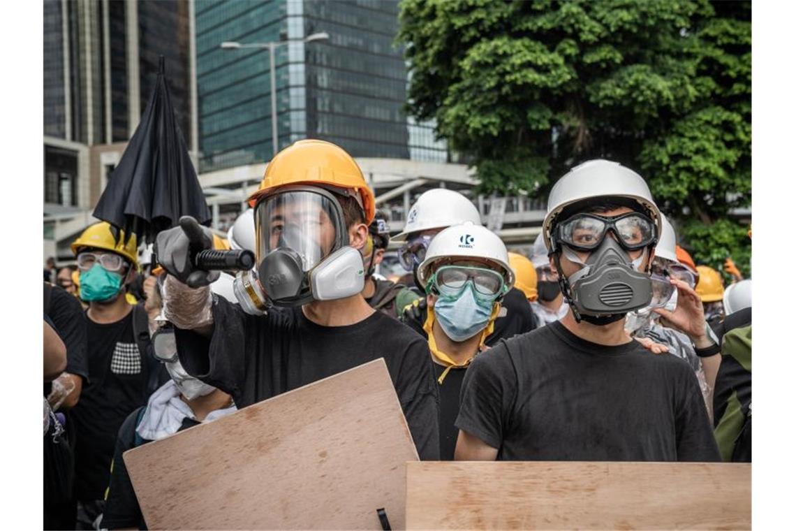 Hongkongs Regierungschefin verurteilt Angriff auf Parlament Schutz vor dem Pfefferspray: Viele der Demonstranten trugen Schutzbrillen und Masken. Foto: Geovien So/SOPA/ZUMA