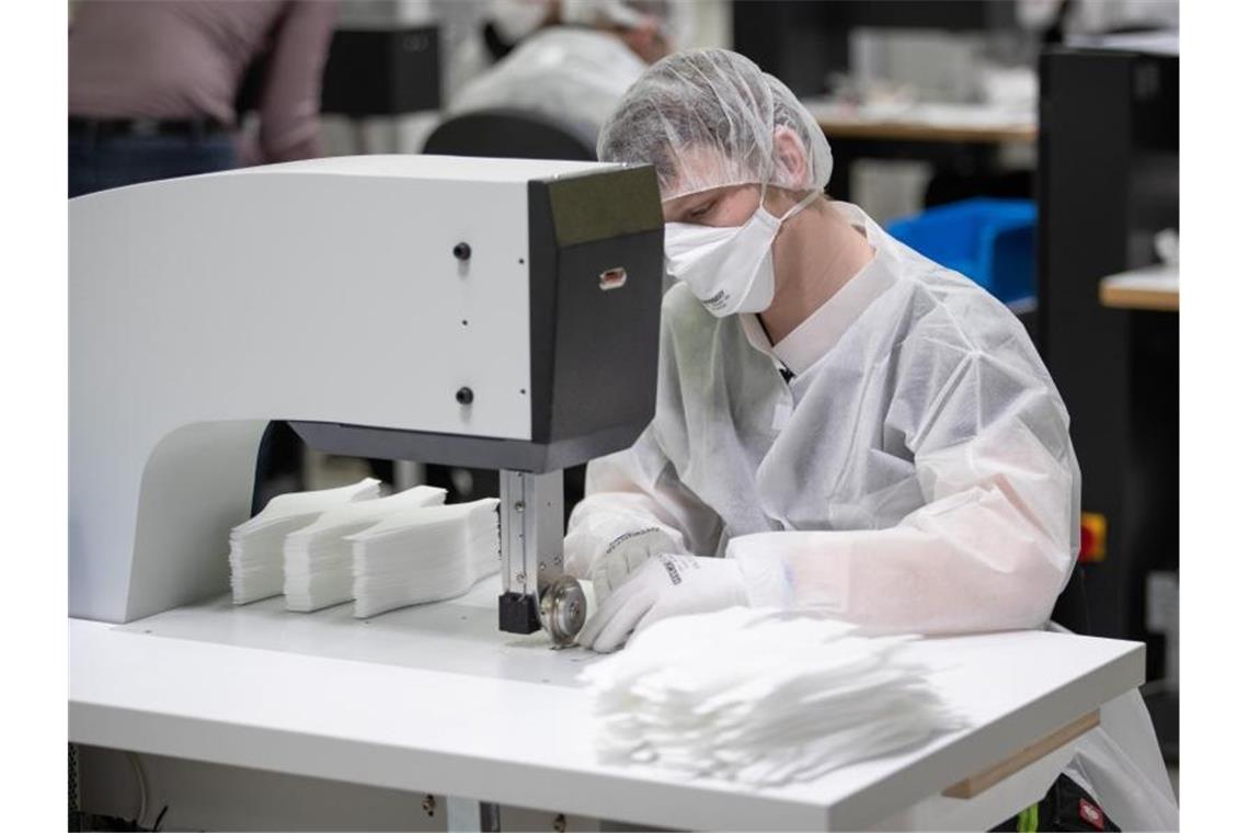 Bundesregierung sieht Milliarden-Bedarf an Schutzmasken Schutzmasken-Produktion in einem Betrieb in Niedersachsen. Foto: Friso Gentsch/dpa/POOL/dpa