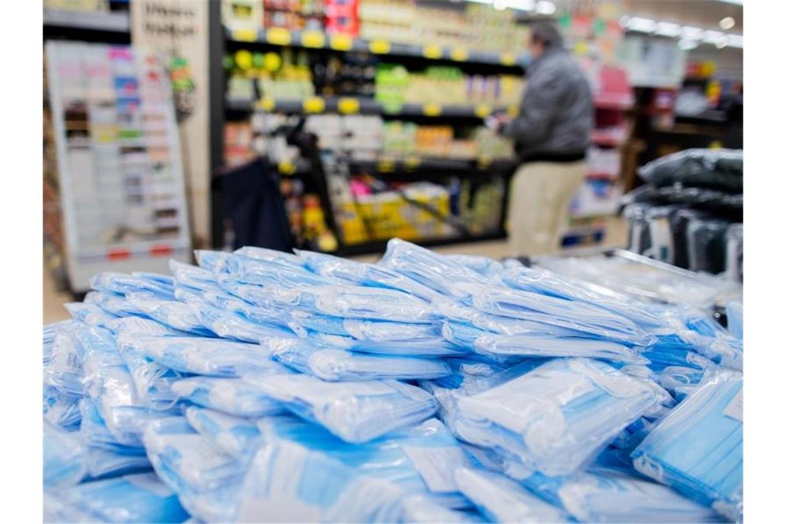 Schutzmasken werden in einer Filiale von Aldi Süd verkauft. Foto: Rolf Vennenbernd/dpa