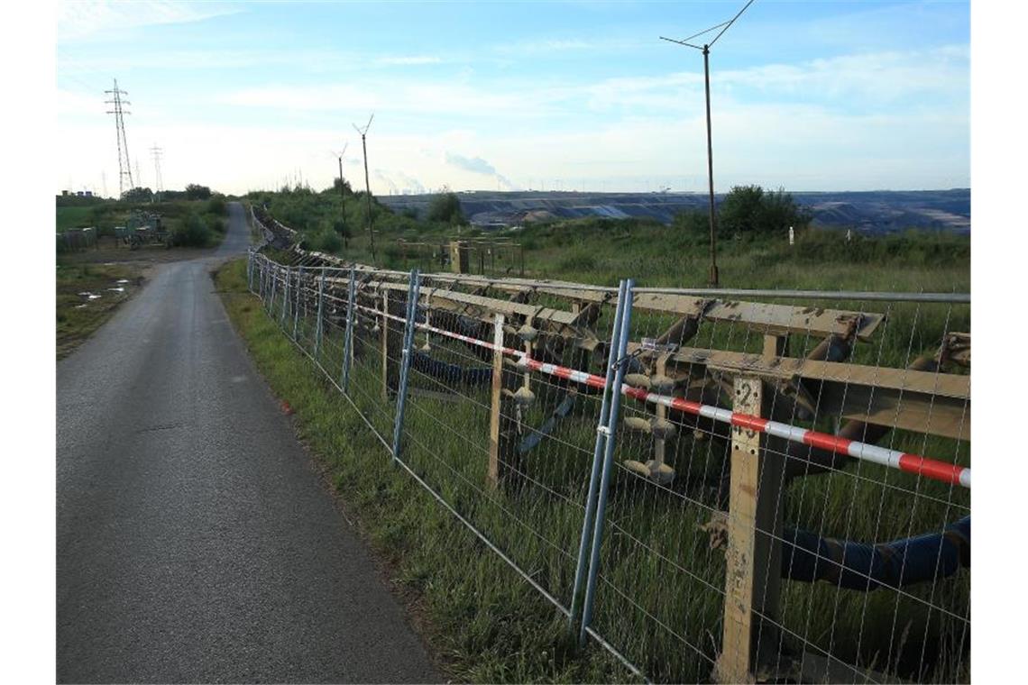 Schutzzaun vor dem Tagebau Garzweiler. Foto: David Young