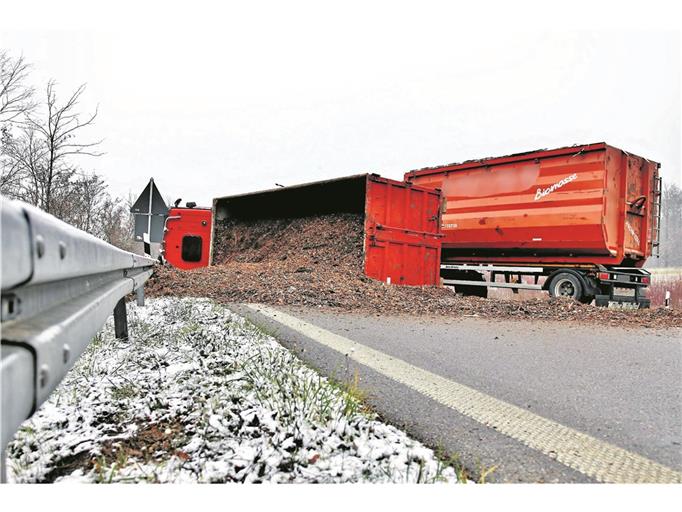 SCHWAIKHEIM (pol). Ein aus Schwaikheim kommender Lkw, der gestern kurz vor 9 Uhr aufgrund falscher Ladungssicherung auf der Auffahrt zur B14 in Richtung Stuttgart umgekippt ist, hat die Auffahrt für mehrere Stunden versperrt. Der 52-jährige Fahrer selbst wurde leicht verletzt. Am Lkw, der einen Container mit Holzschnitzeln mit sich führte, entstand ein Sachschaden in Höhe von rund 15000 Euro. Weiterhin wurden Leitpfosten und Verkehrsschilder im Wert von rund 1000 Euro beschädigt. Die Bergungsarbeiten sowie die polizeilichen Ermittlungen zur genauen Unfallursache dauerten bis Mittag. Foto: 7aktuell/Lermer