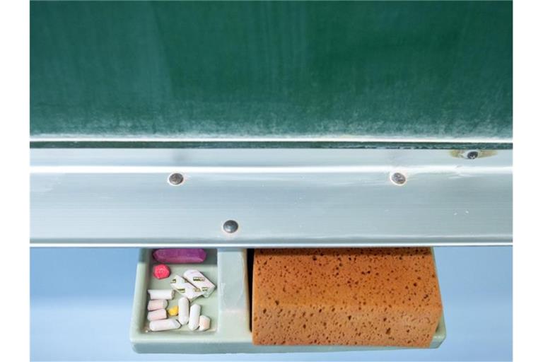 Schwamm und Kreide liegen in einem Klassenraum unter einer Tafel. Foto: Klaus-Dietmar Gabbert/dpa-Zentralbild/ZB/Symbolbild