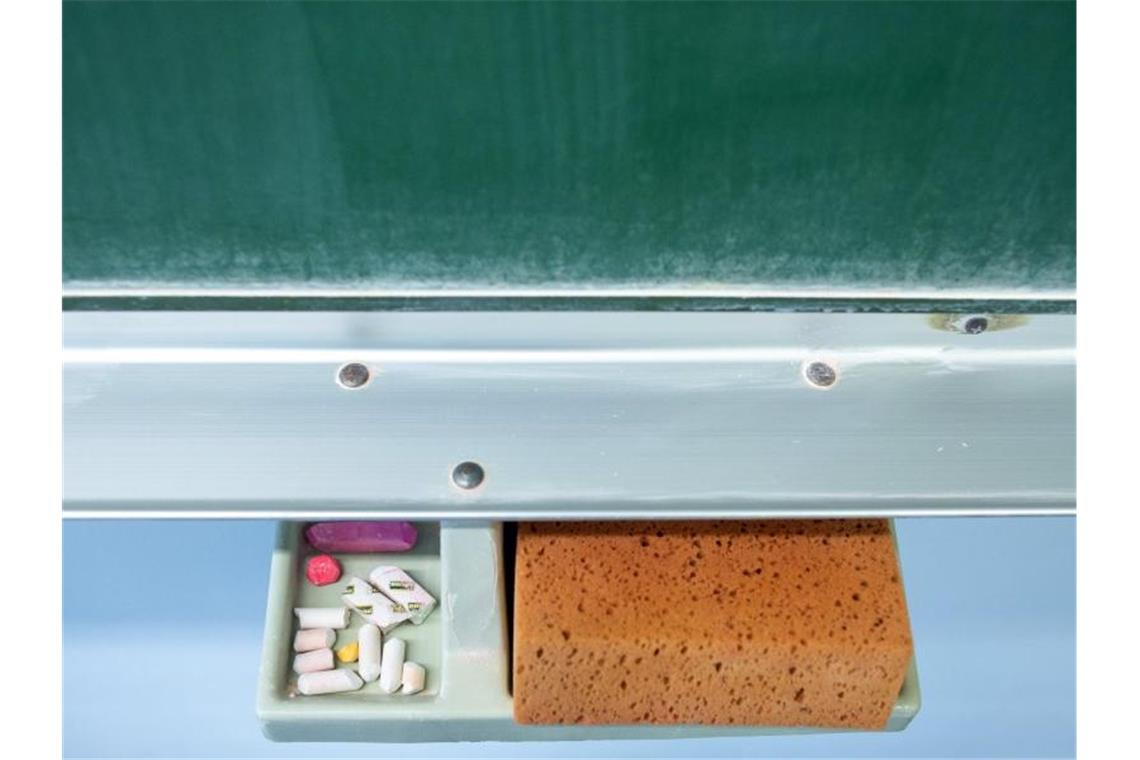 Schwamm und Kreide liegen in einem Klassenraum unter einer Tafel. Foto: Klaus-Dietmar Gabbert/dpa-Zentralbild/ZB/Symbolbild