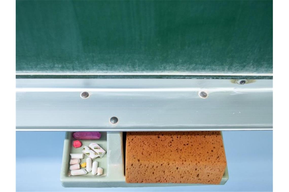 GEW kritisiert Regierung für Lehrbedingungen unter Corona Schwamm und Kreide liegen in einem Klassenraum unter einer Tafel. Foto: Klaus-Dietmar Gabbert/dpa-Zentralbild/ZB/Symbolbild