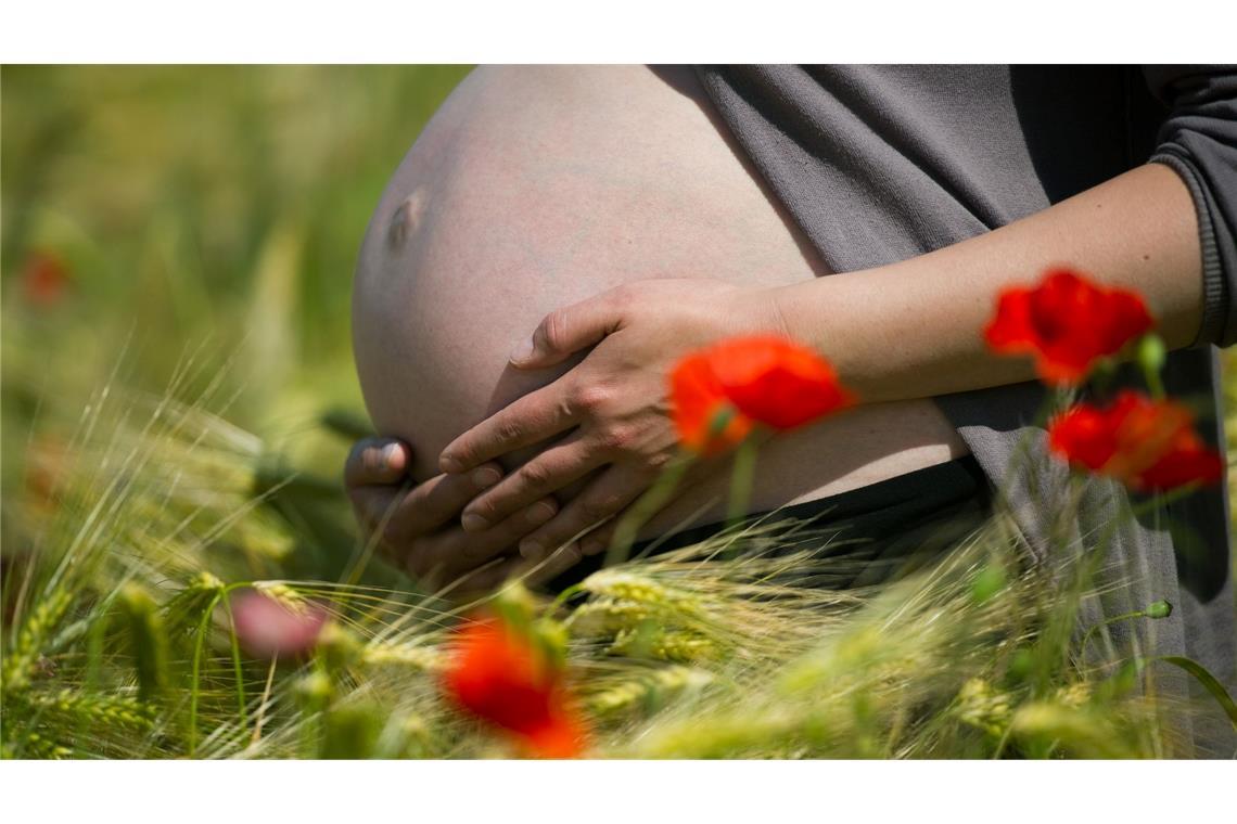 Schwangere sollten Medikamente nach Angaben des Berufsverbands der Frauenärzte grundsätzlich nur nach ärztlichem Rat nehmen. (Symbolbild)