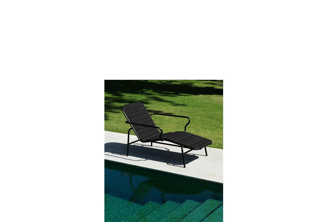 Schwarz geht immer  – mit horizontaler Linienführung: gepolsterte Liege „Vig.