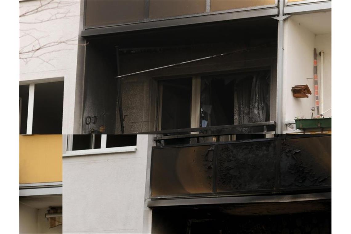 Ein Toter und 15 Verletzte nach Explosion in Wohnblock Schwarz verrußt ist dieser Balkon des Mehrfamilienhauses. Die Statik des Hauses soll nun überprüft werden. Foto: Matthias Bein/dpa-Zentralbild/dpa