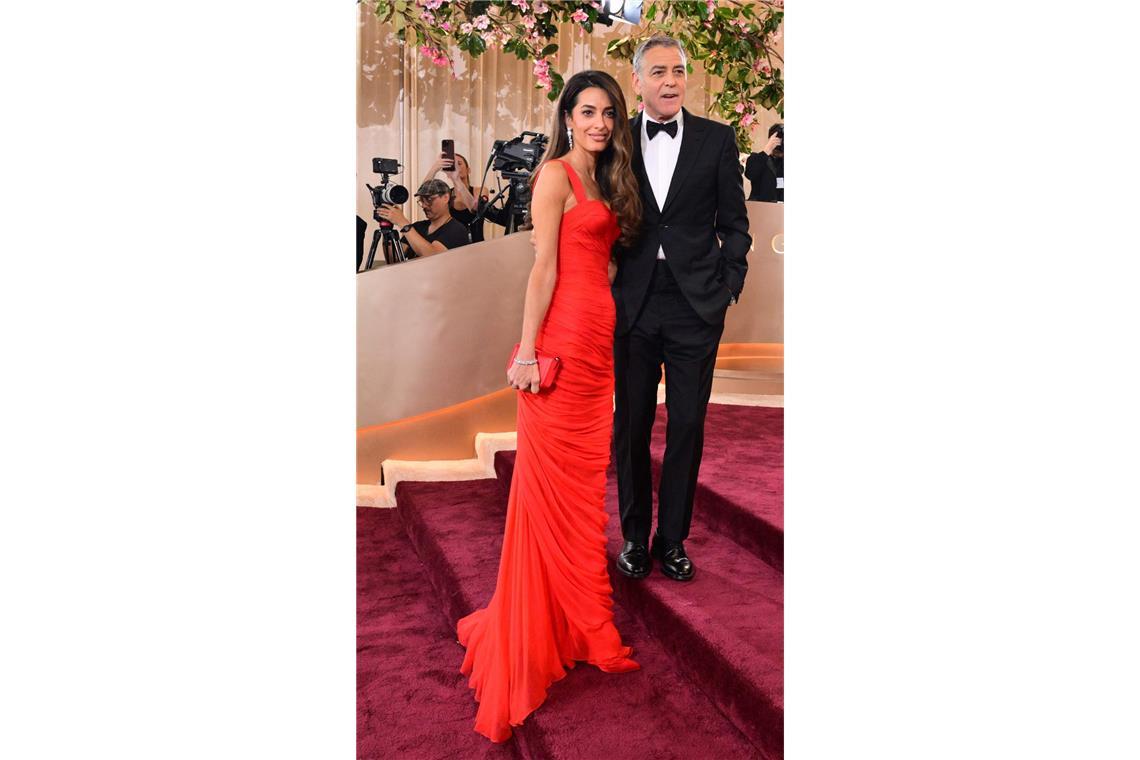 Schwarz, weiß, nude?  Wie langweilig! Amal Clooney brachte in einem signalroten Balmain-Vintage-Kleid Farbe ins Spiel.