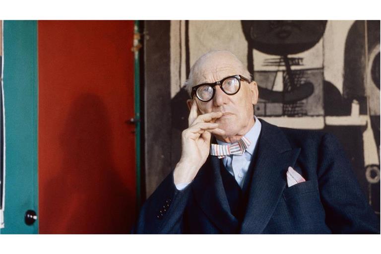 Schwarze Brille, nachtblauer Anzug, pastellfarben gestreifte Fliege  – so ließ sich der Architekt Le Corbusier (1887-1965)   in seinem Studio, Frankreich in den 1960er Jahren fotografieren.