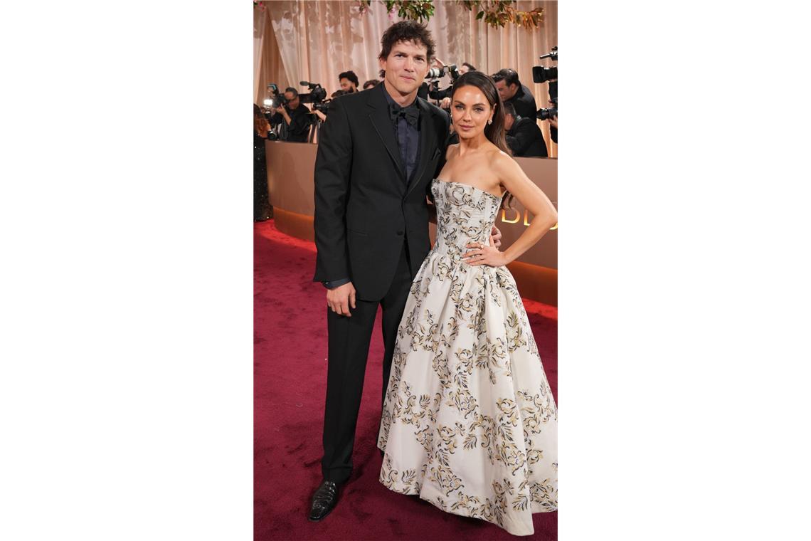 Schwarze Ranken auf weißem Grund – Mila Kunis’s Kleid von Carolina Herrera nahm Anleihen an die Silhouetten der 1950er-Jahre. Ihr Ehemann Ashton Kutcher entschied sich für einen schwarzen All-over-Look.