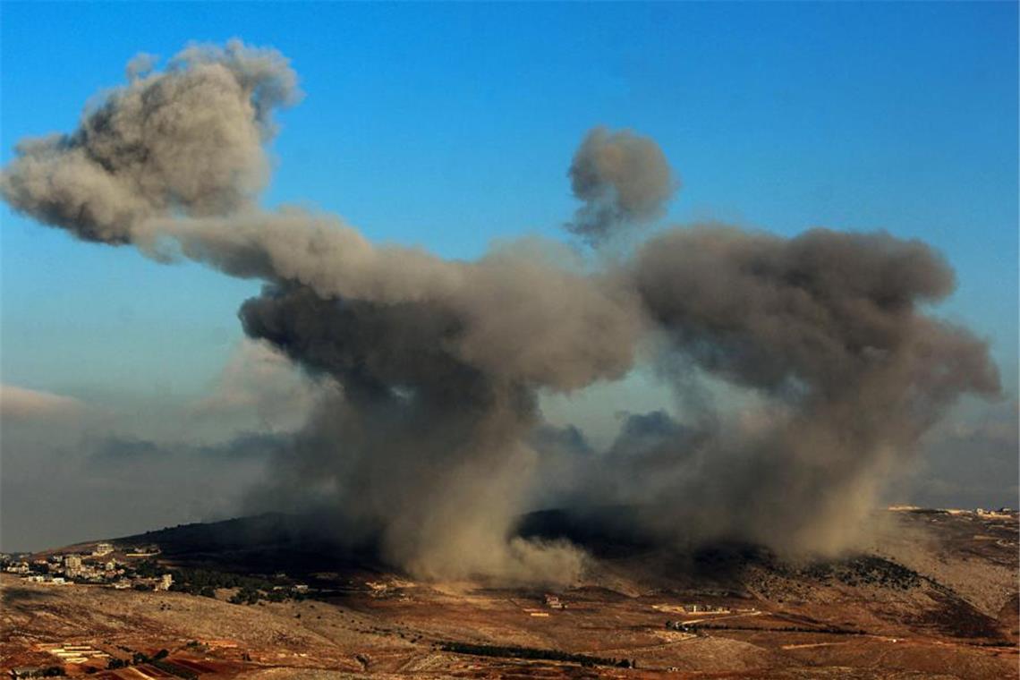 Schwarze Rauchschwaden steigen nach einem israelischen Luftangriff auf. (Archivbild)