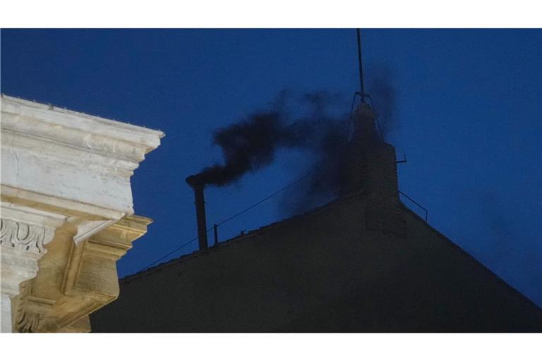 Schwarzer Rauch quillt aus dem Schornstein der Sixtinischen Kapelle während des Konklaves zur Wahl eines neuen Papstes im Vatikan.