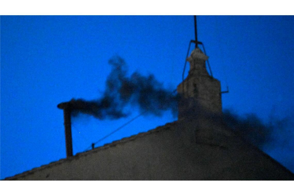 Bilder des Tages Schwarzer Rauch steigt am ersten Tag des Konklaves aus dem Schornstein auf dem Dach der Sixtinischen Kapelle.