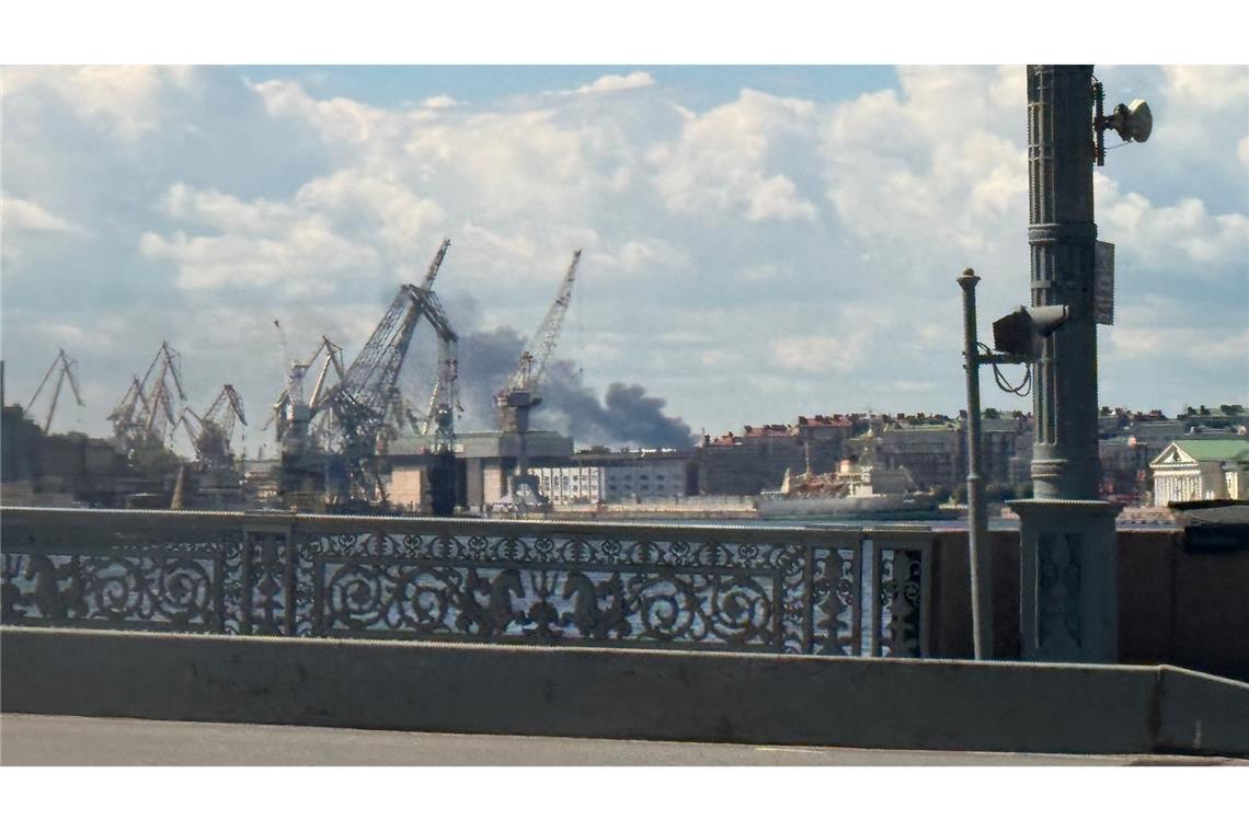Schwarzer Rauch steigt im Hafengebiet von St. Petersburg auf. (Archivbild)