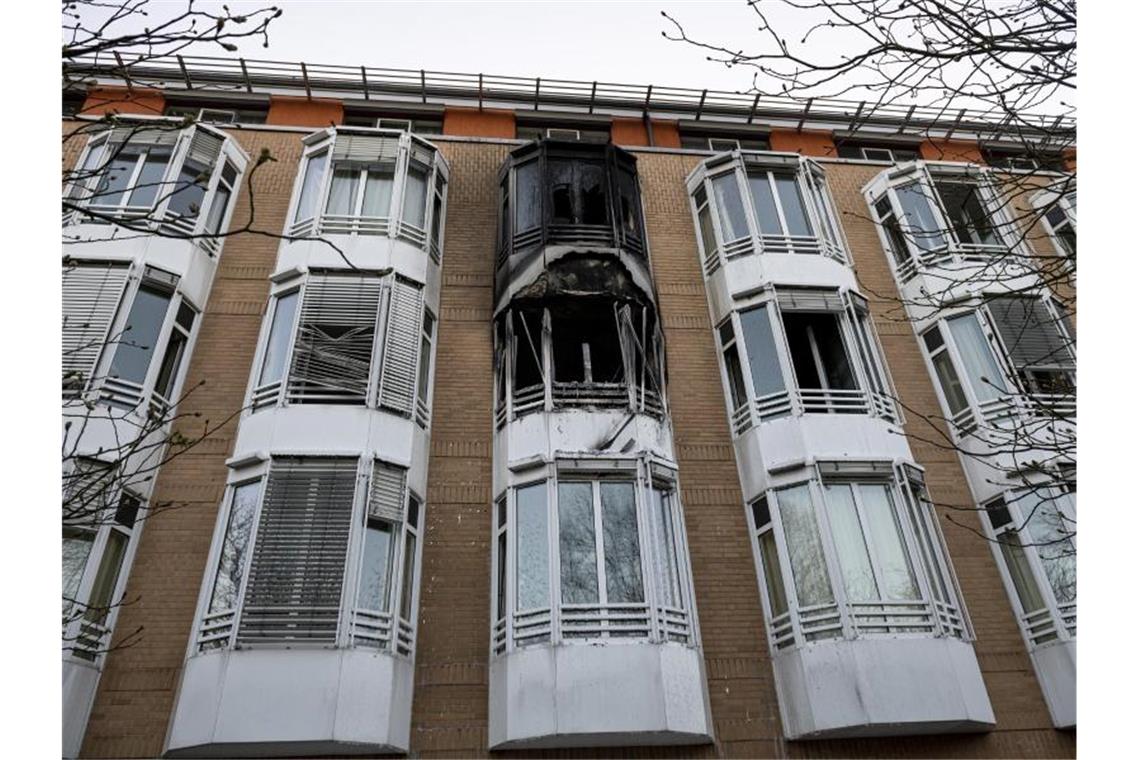 Schwarzer Ruß ist nach einem Zimmerbrand an der Hausfassade zu sehen. Ein Zimmer des Helios Klinikum Emil von Behring in Berlin-Zehlendorf ist über Nacht komplett ausgebrannt. Foto: Fabian Sommer/dpa