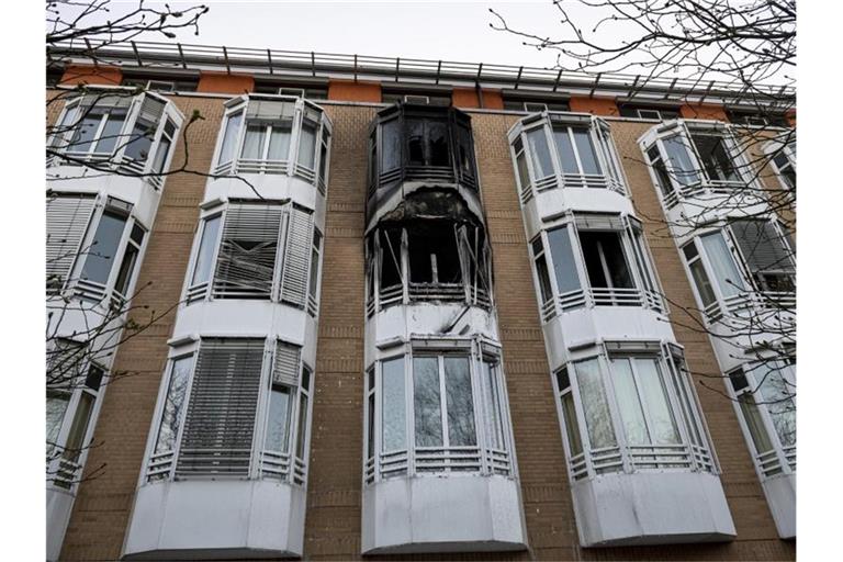 Schwarzer Ruß ist nach einem Zimmerbrand an der Hausfassade zu sehen. Ein Zimmer des Helios Klinikum Emil von Behring in Berlin-Zehlendorf ist über Nacht komplett ausgebrannt. Foto: Fabian Sommer/dpa