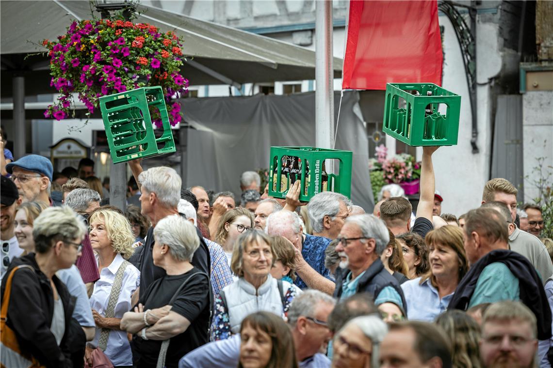 schwebende Bierkästen // 52. Backnanger Straßenfest, Eröffnungstag, Freitag
