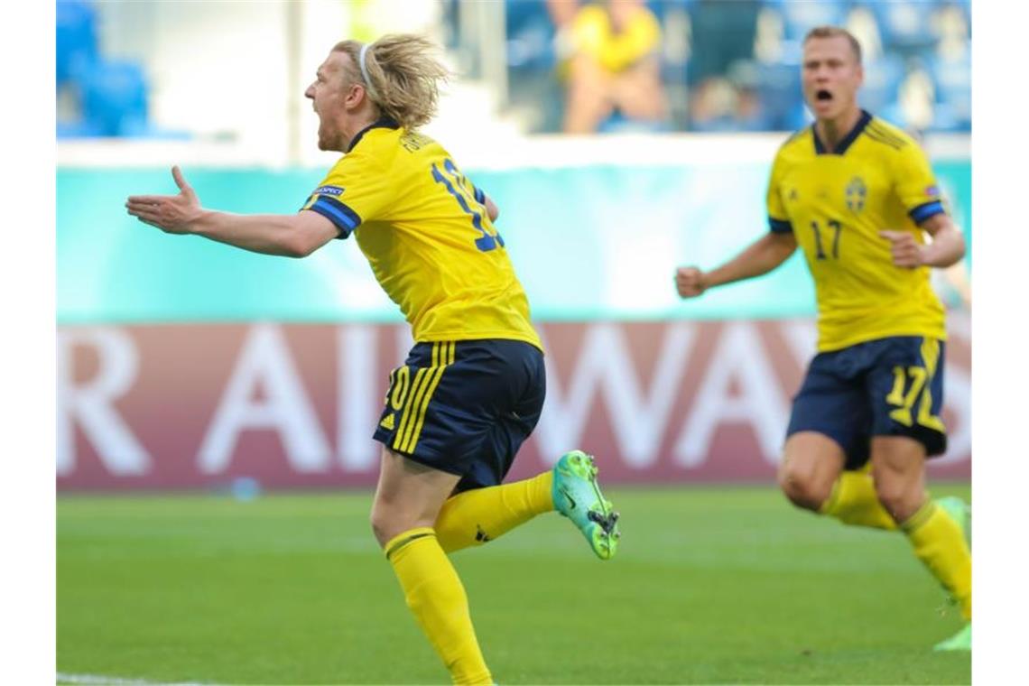 Schwedens Emil Forsberg jubelt nach seinem Elfmetertreffer zur 1:0-Führung - daneben Mannschaftskamerad Viktor Claesson. Foto: Igor Russak/dpa