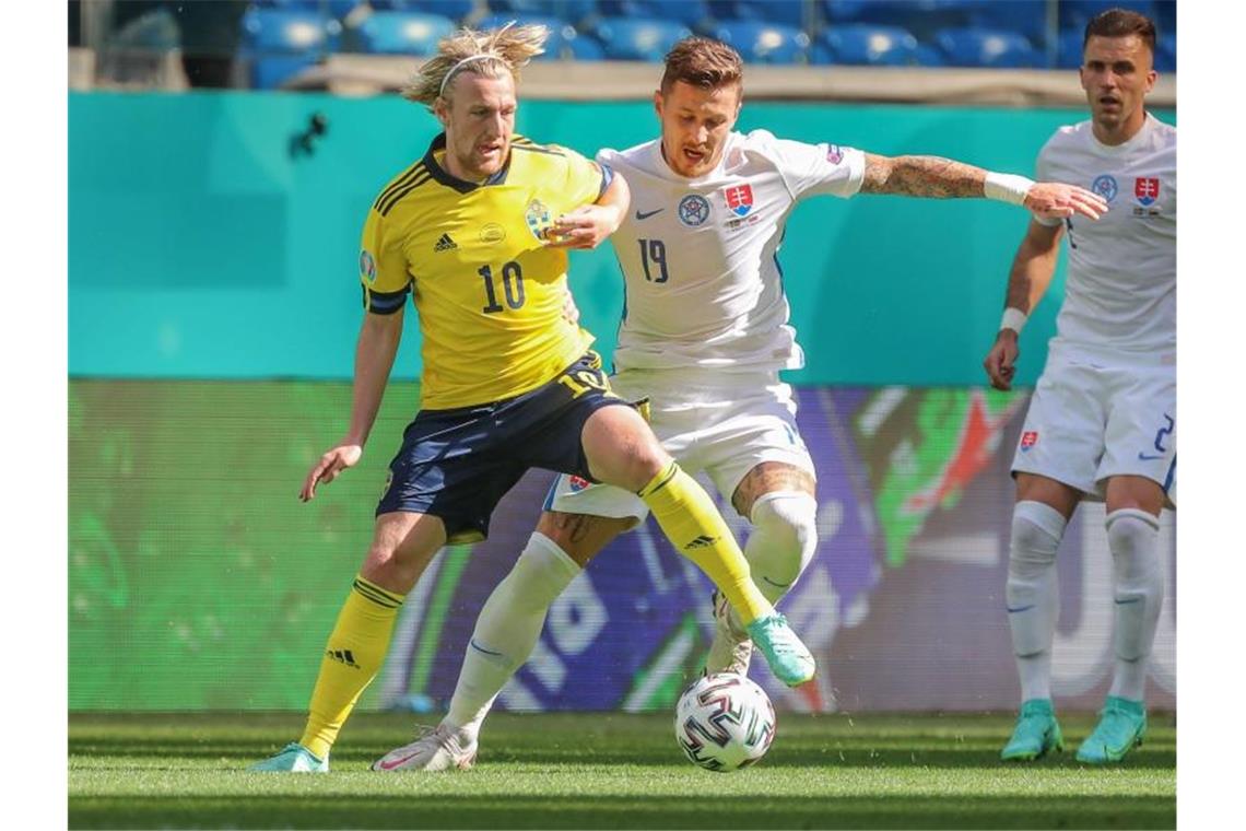 Schwedens Emil Forsberg (l) kämpft mit dem Slowaken Juraj Kucka um den Ball. Foto: Igor Russak/dpa