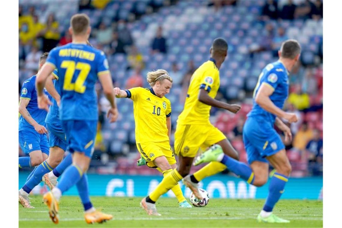Ukraine nach Sieg gegen Schweden im Viertelfinale Schwedens Emil Forsberg (M) erzielt das Tor zum 1:1. Foto: Jane Barlow/PA Wire/dpa