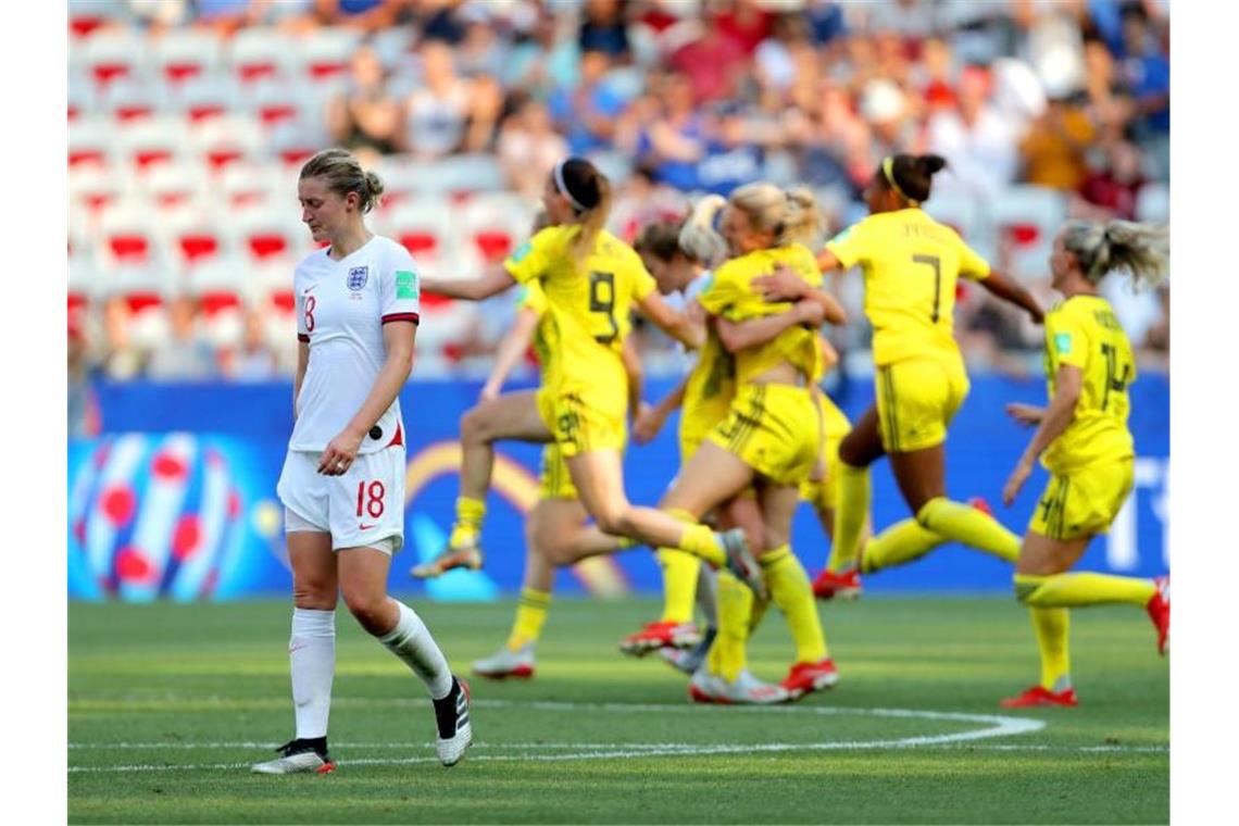 Schweden besiegt England im Spiel um Platz drei Schwedens Fußballerinnen feiern den Sieg im Spiel um Platz drei gegen England. Foto: