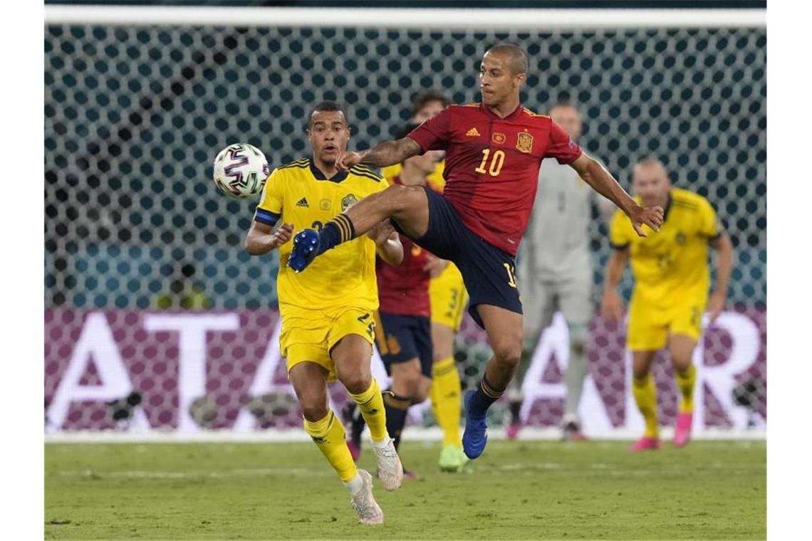 Schwedens Kristoffer Olsson (l) und Spaniens Thiago teilten sich mit ihren Teams die Punkte. Foto: Thanassis Stavrakis/AP Pool/dpa