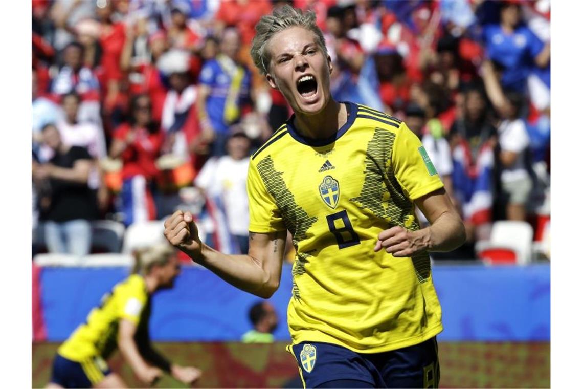USA und Schweden nach klaren Siegen im WM-Achtelfinale Schwedens Lina Hurtig freut sich über den Sieg ihrer Mannschaft. Foto: Claude Paris/AP