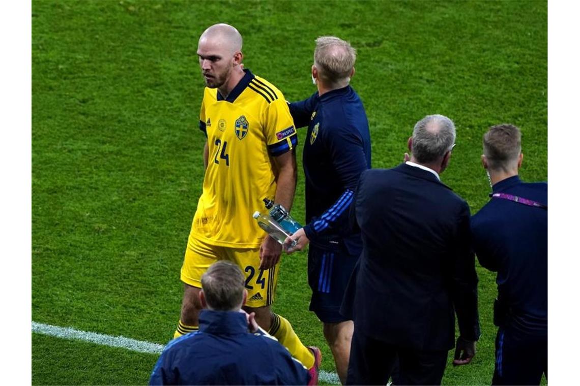 Ukraine nach Sieg gegen Schweden im Viertelfinale Schwedens Marcus Danielson (l) verlässt, nachdem er die Rote Karte gesehen hat, den Platz. Foto: Andrew Milligan/PA Wire/dpa