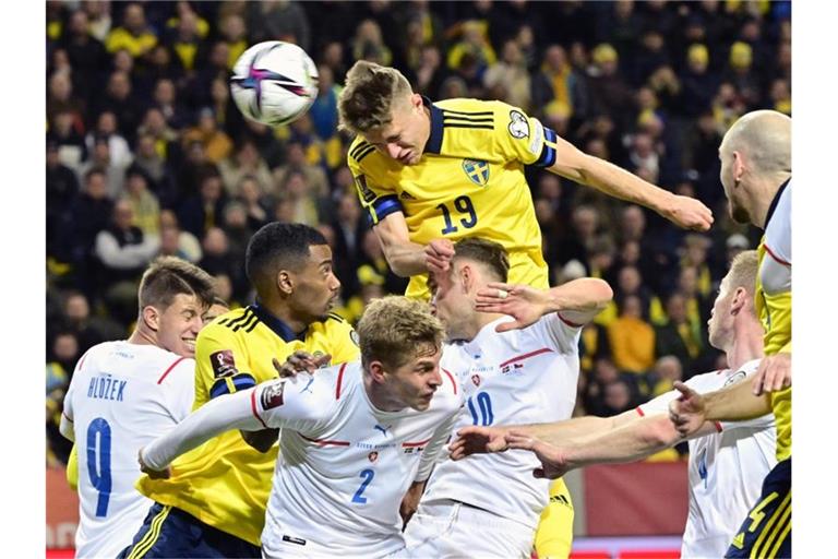 Schwedens Mattias Svanberg (oben) kommt zum Kopfball. Foto: Jonas Ekstromer/TT NEWS AGENCY/AP/dpa