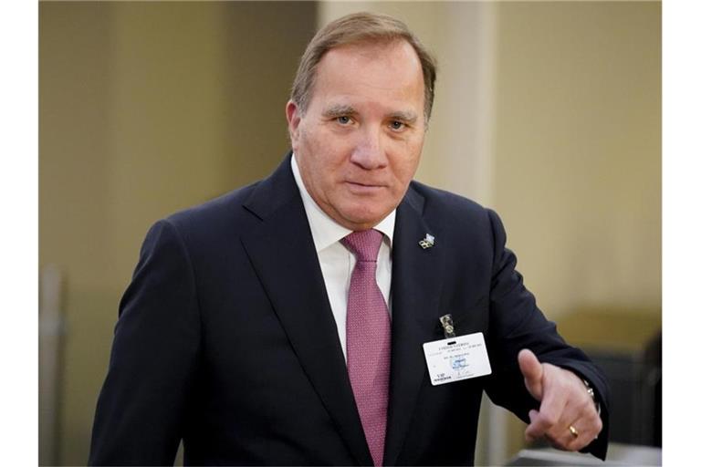 Schwedens Ministerpräsident Stefan Löfven gratuliert Olaf Scholz zum Wahlausgang. Foto: John Minchillo/POOL AP/dpa/Archivbild