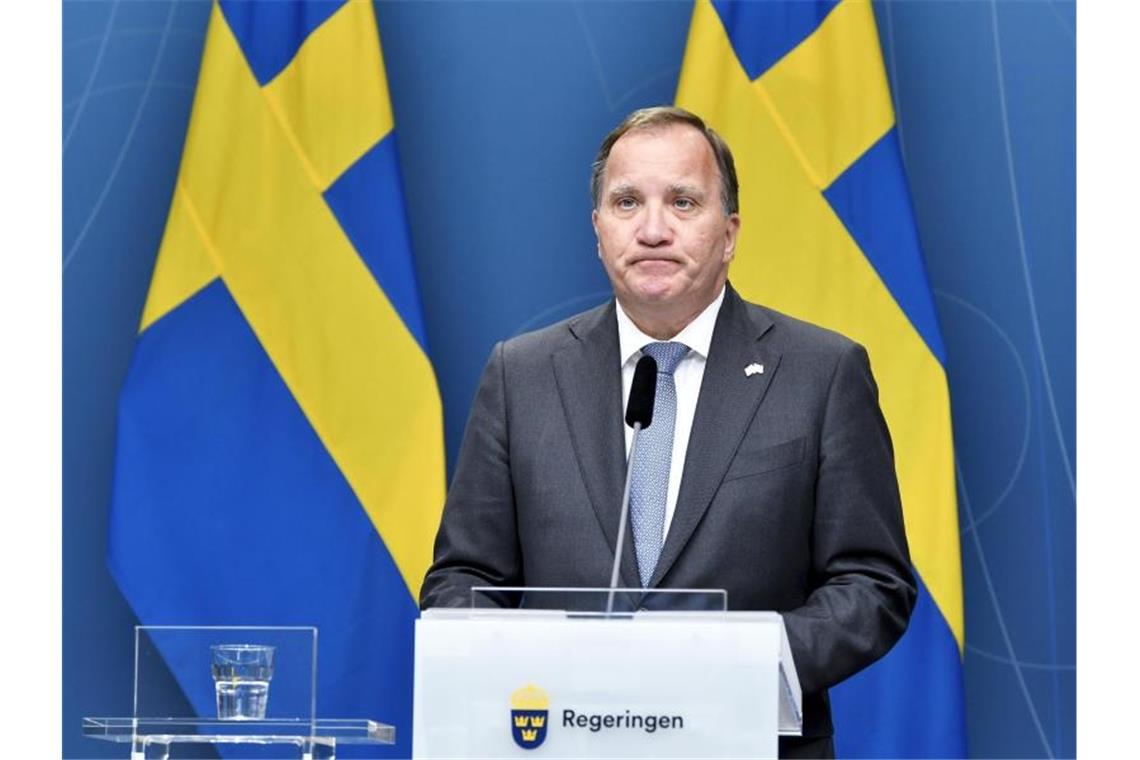 Schwedens Ministerpräsident Stefan Löfven tritt nach dem Votum vor die Presse. Foto: Anders Wiklund/TT NEWS AGENCY/AP/dpa