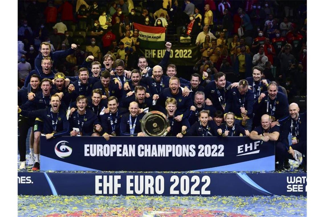 Vor Rückkehr in Liga-Alltag: Schweden feiert EM-Titel Schwedens Spieler jubeln mit der Trophäe für ein Mannschaftsfoto. Foto: Anna Szilagyi/AP/dpa