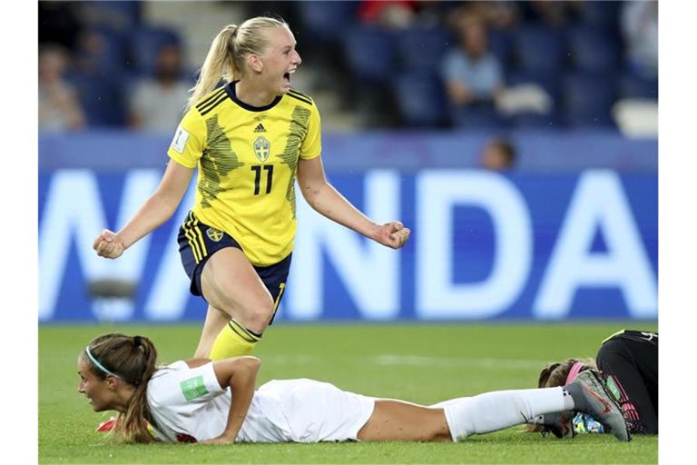Schwedens Stina Blackstenius jubelt nachdem sie das 1:0 gegen Kanada erzielt hat. Foto: Francisco Seco/AP