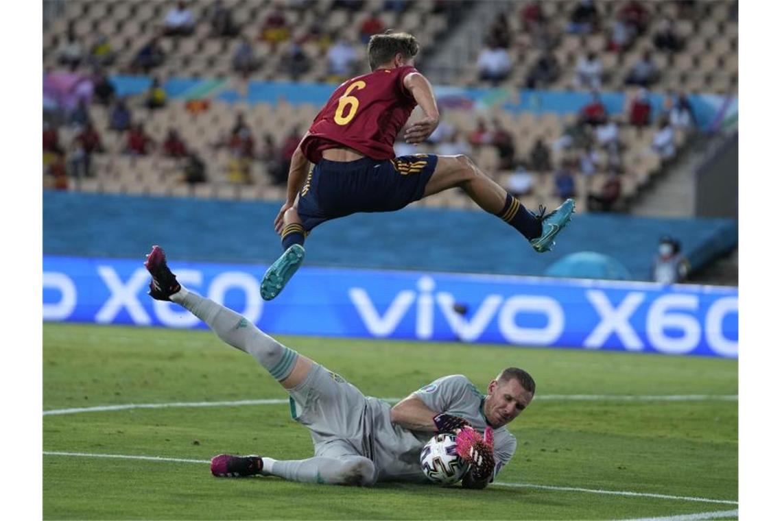 EM-Mitfavorit Spanien verzweifelt an Schweden-Catenaccio Schwedens Torhüter Robin Olsen (unten) rettet vor dem Spanier Marcos Llorente. Foto: Thanassis Stavrakis/AP Pool/dpa