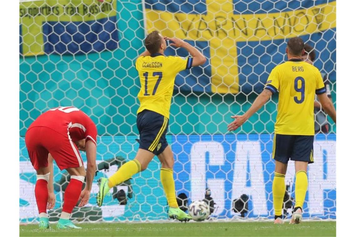 Schwedens Viktor Claesson (M) bejubelt sein Tor zum 3:2 gegen Polen. Foto: Igor Russak/dpa