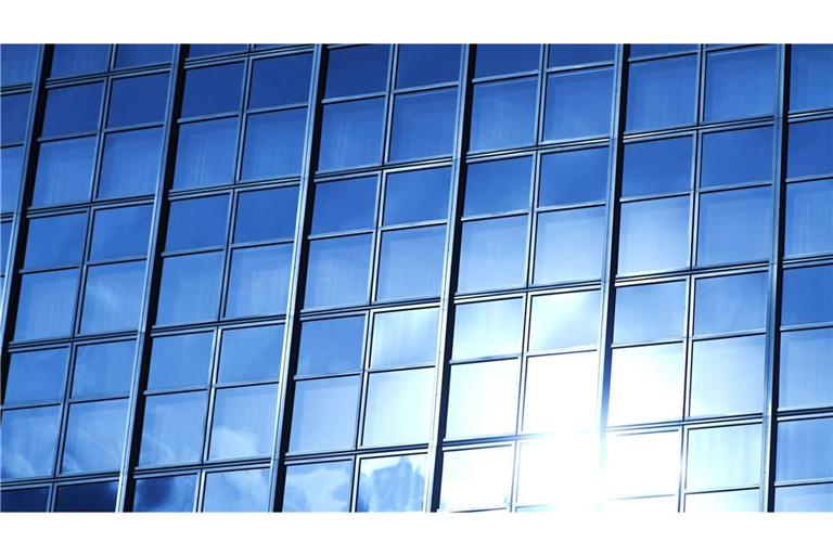 Schwefelhexafluorid (SF6) wurde bis zum Verbot 2006 als Füllgas für Sportschuhe und als Isoliergas in Schallschutzfenstern verwendet.