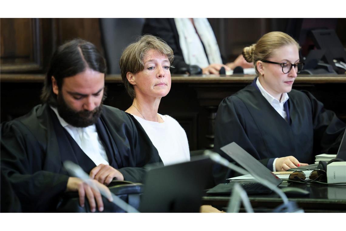 Vater der Block-Kinder: Leben wie im Zeugenschutzprogramm Schweigend hörte sich Christina Block die Vorwürfe ihres Ex-Manns an.