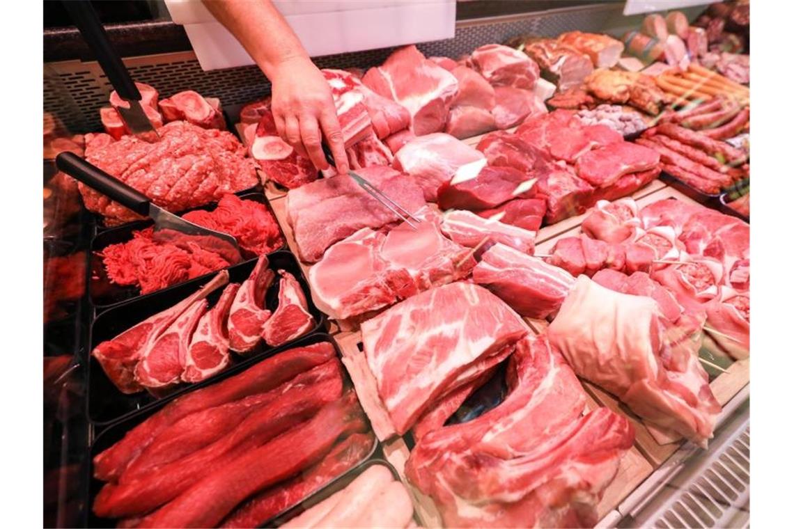 Fleischverzehr nimmt im Jahr 2019 kaum ab Schweinefleisch und Rindfleisch liegen in einer Fleischtheke in einem Supermarkt. Der Fleischverbrauch in Deutschland hält sich weiter auf hohem Niveau. Foto: Jan Woitas/dpa-Zentralbild/dpa