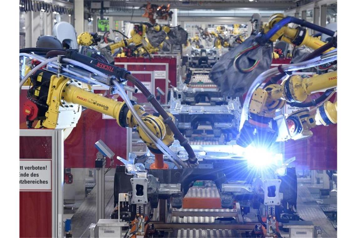Strukturwandel gefährdet Hunderttausende Jobs in Autobranche Schweißroboter arbeiten in einem Volkswagen Werk. Experten befürchten den Wegfall von vielen Jobs in der Autobranche. Foto: Rainer Jensen/dpa