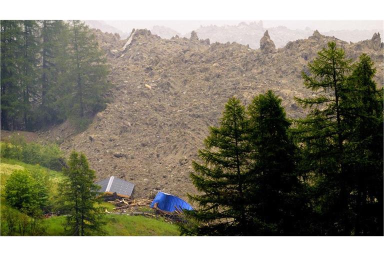 Schweiz, Wiler: Eine große Lawine mit einem Gemisch aus Eis, Fels, Schnee und Wasser erreicht den Talboden, nachdem der Birchgletscher am Mittwoch, 28. Mai 2025, abgebrochen ist.