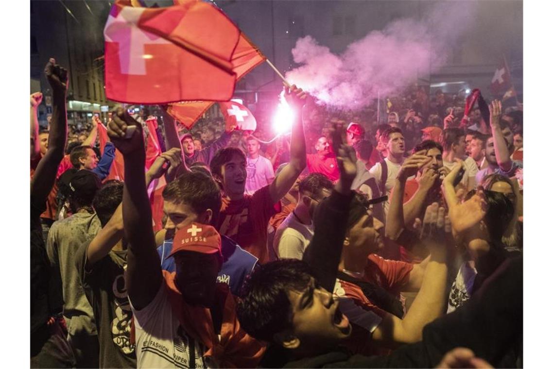 Schweizer Fans feiern in der Züricher Innenstadt. Foto: Ennio Leanza/KEYSTONE/dpa