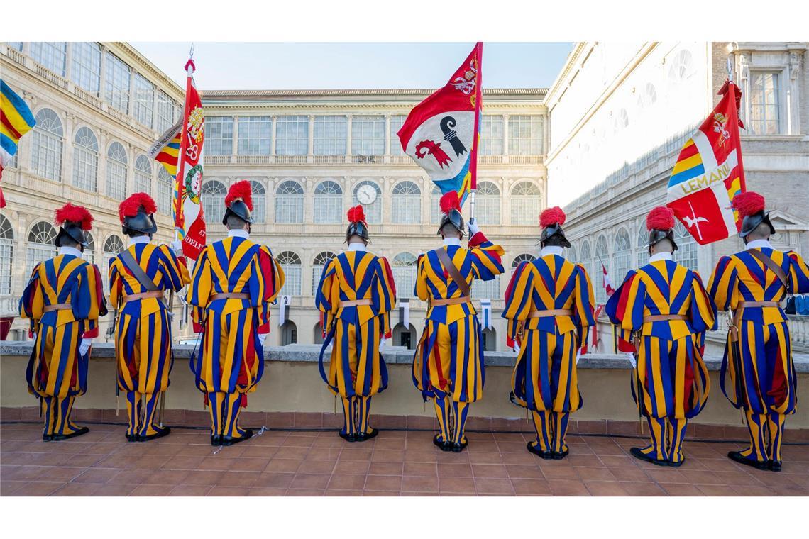 Schweizergardisten überwachen den Hof während der Vereidigungszeremonie der Schweizergarde im Damasus-Hof des Apostolischen Palastes im Vatikan.