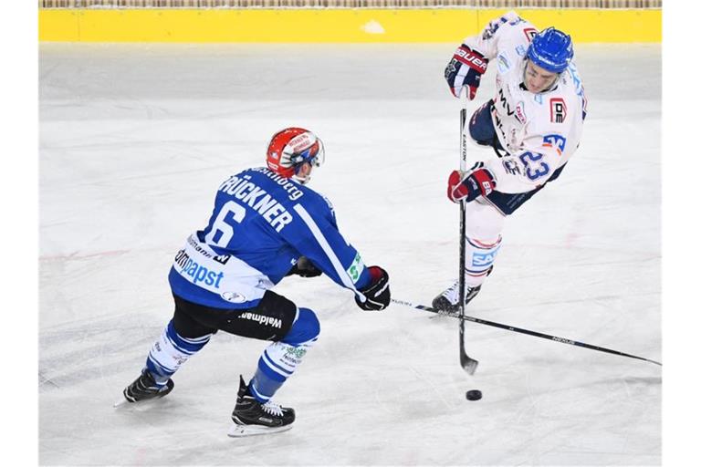 Schwenningens Benedikt Brückner (l) kämpft um den Puck. Foto: picture alliance/Uwe Anspach/dpa/Archiv