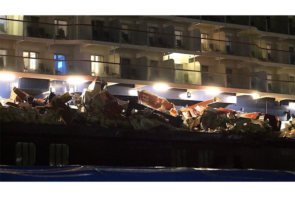 Schwer beschädigte „Mein Schiff 3“ nach der Kollision im Hafen.