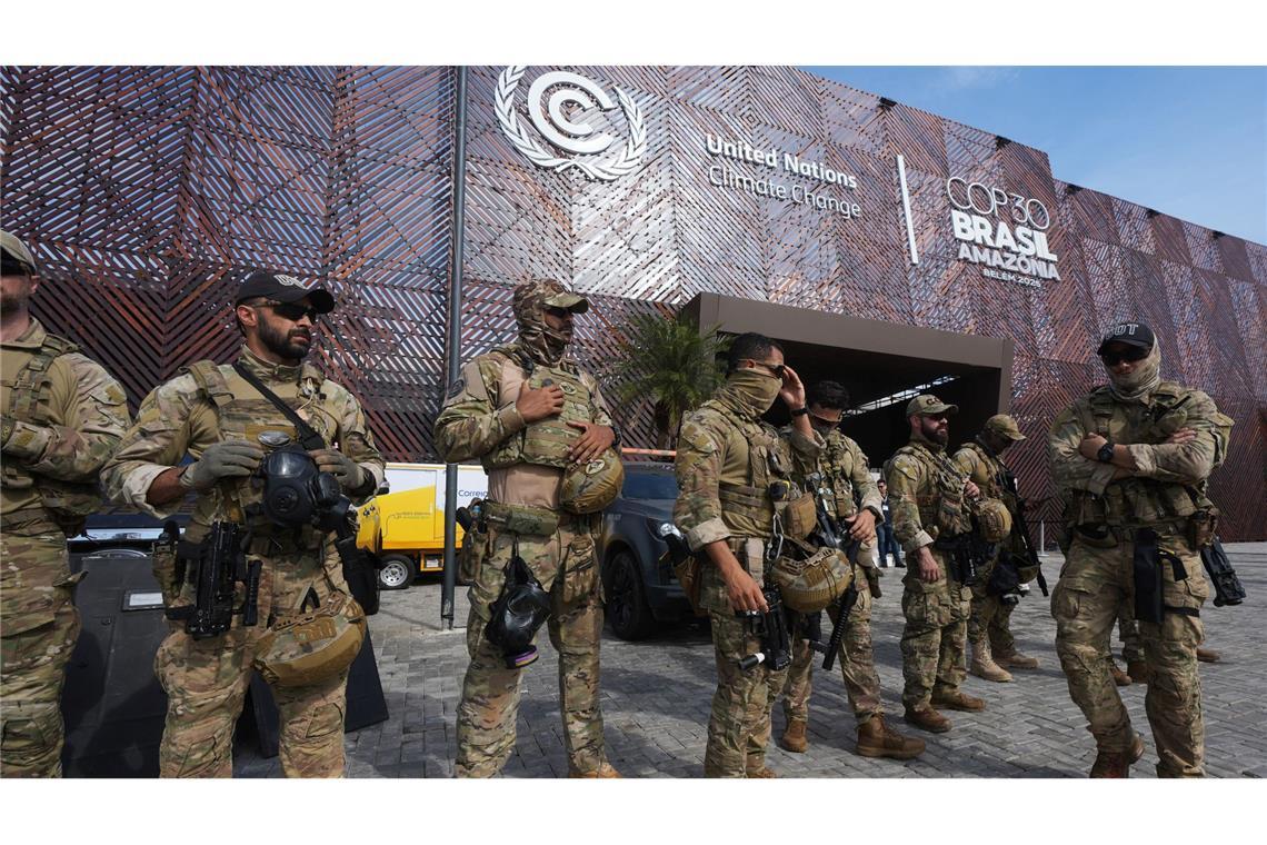 Schwer bewacht: Sicherheitspersonal steht an einem Eingang zur Weltklimakonferenz COP30.