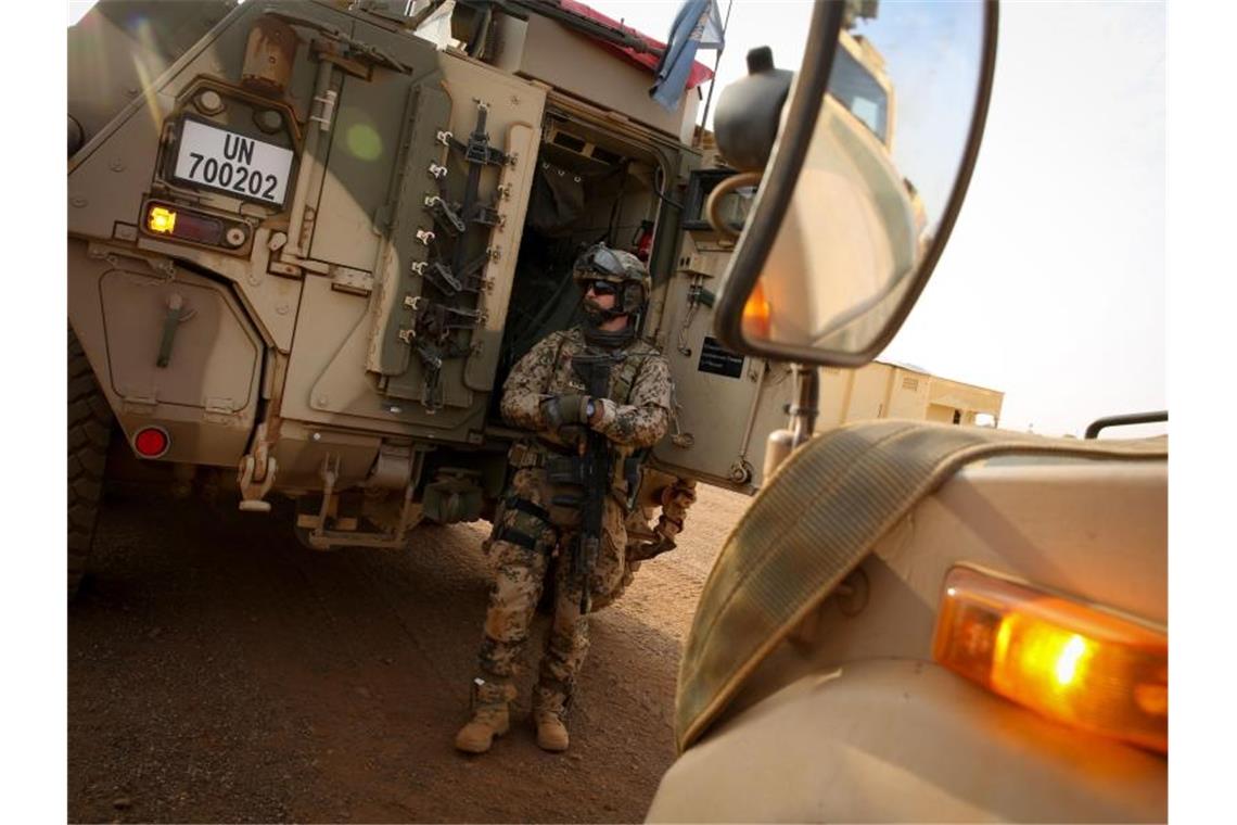 Schwer bewaffnete Bundeswehrsoldaten am Feldlager Camp Castor im Norden von Mali. Foto: Kay Nietfeld