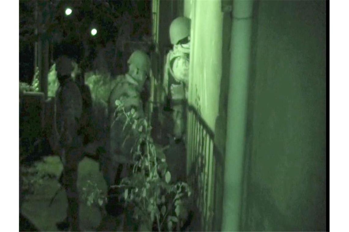 Riesenschlag gegen Mafia in Italien Schwer bewaffnete Polizisten dringen in ein Gebäude in der Gegend um Vibo Valentinia ein. Foto: Comando Generale Carabinieri/dpa/Ufficio Stampa Comando Generale Carabinieri/dpa