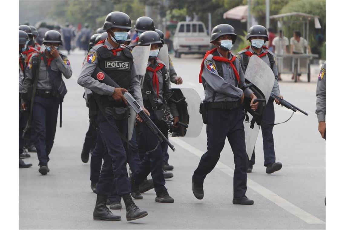 Forderung nach UN-Waffenembargo gegen Myanmar Schwer bewaffnete Polizisten in Madalay im Einsatz gegen Demonstranten. Foto: Aung-Shine/AP/dpa
