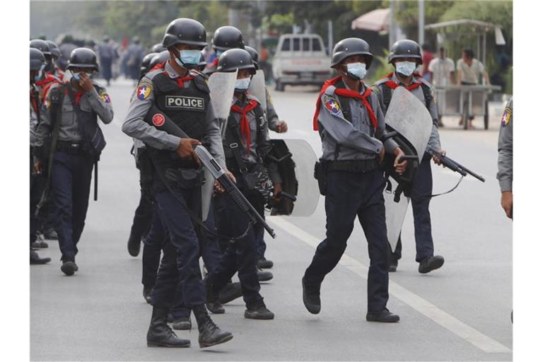 Schwer bewaffnete Polizisten in Madalay im Einsatz gegen Demonstranten. Foto: Aung-Shine/AP/dpa