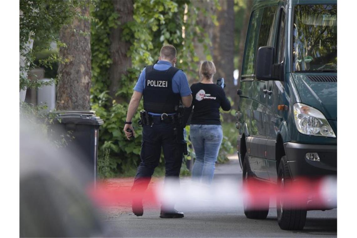 Schwer bewaffnete Polizisten sichern nach einer Schießerei ein Wohngebiet in Darmstadt-Kranichstein. Foto: Boris Roessler/dpa